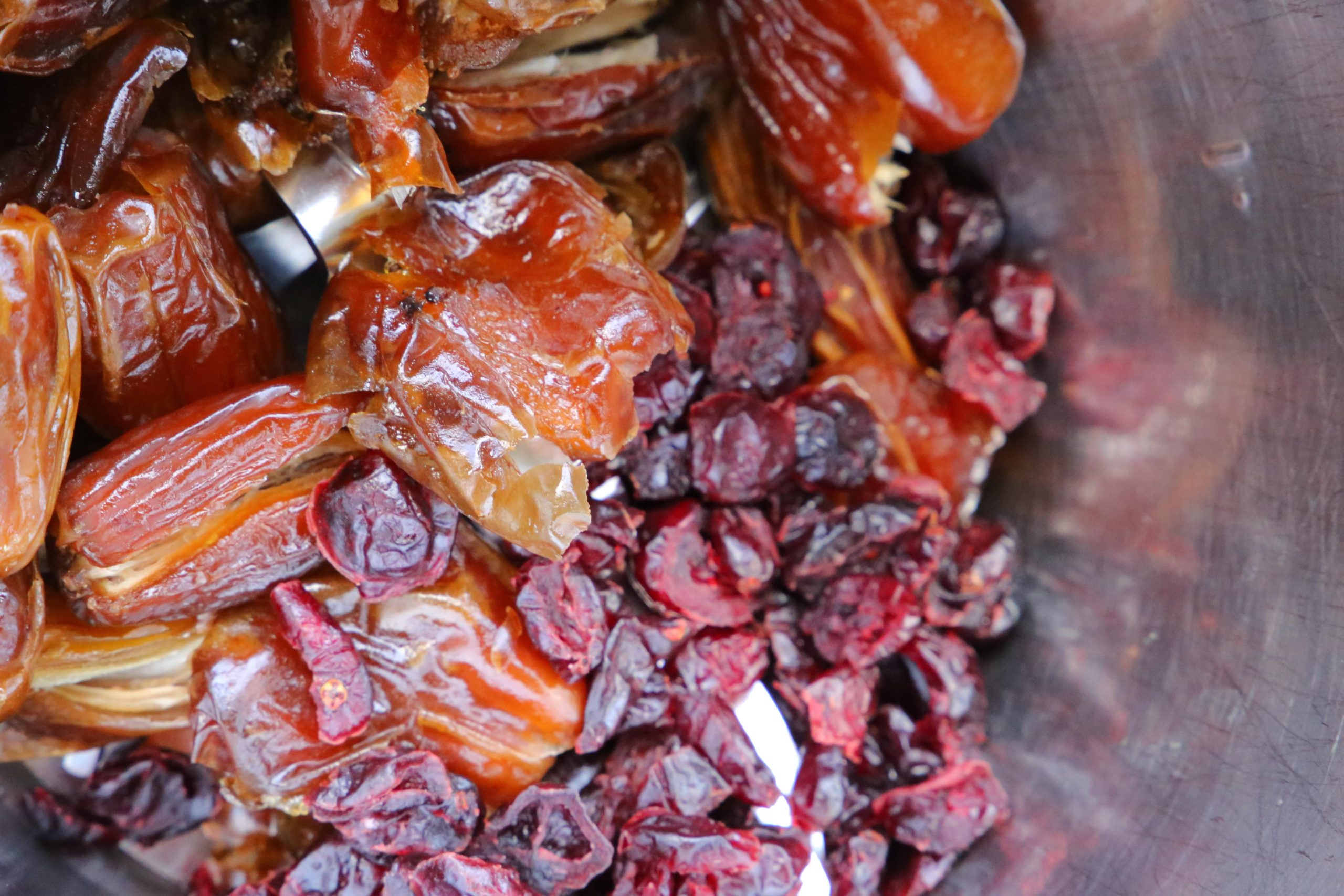 Datteln und Cranberries im Mixer