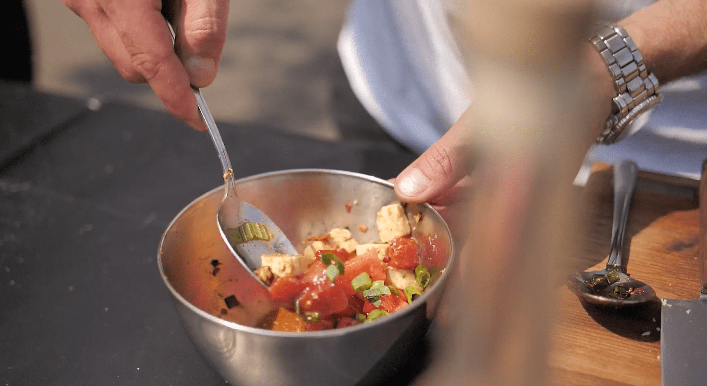 Melonen Feta Salat in Schüssel vermischen