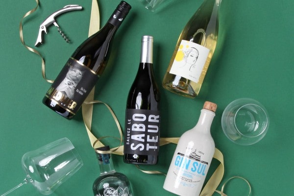 KERNlese Weinflaschen mit Gläsern und Korkenzieher