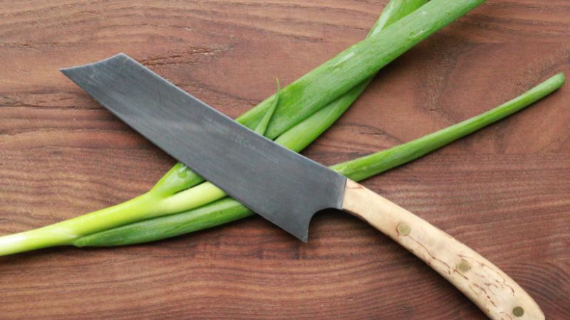 Frühlingszwiebel und Scharfen Messer